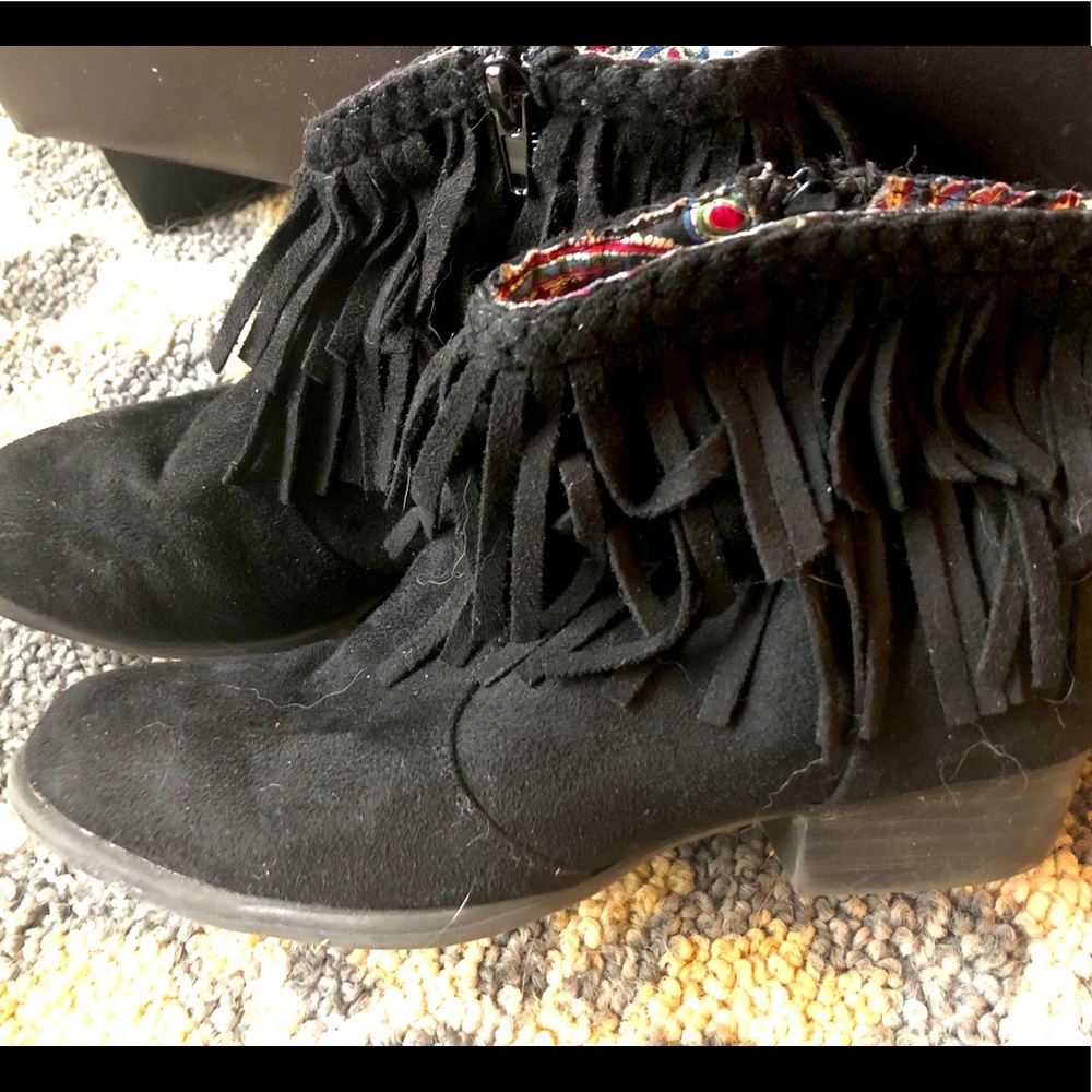 Girls size 3 Report black low fringe boot